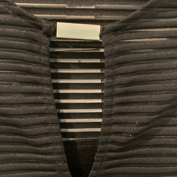 NWT Cache’ Lined Top withh Mesh Top and Keyhole Detail
Sz Small - Picture 5 of 12